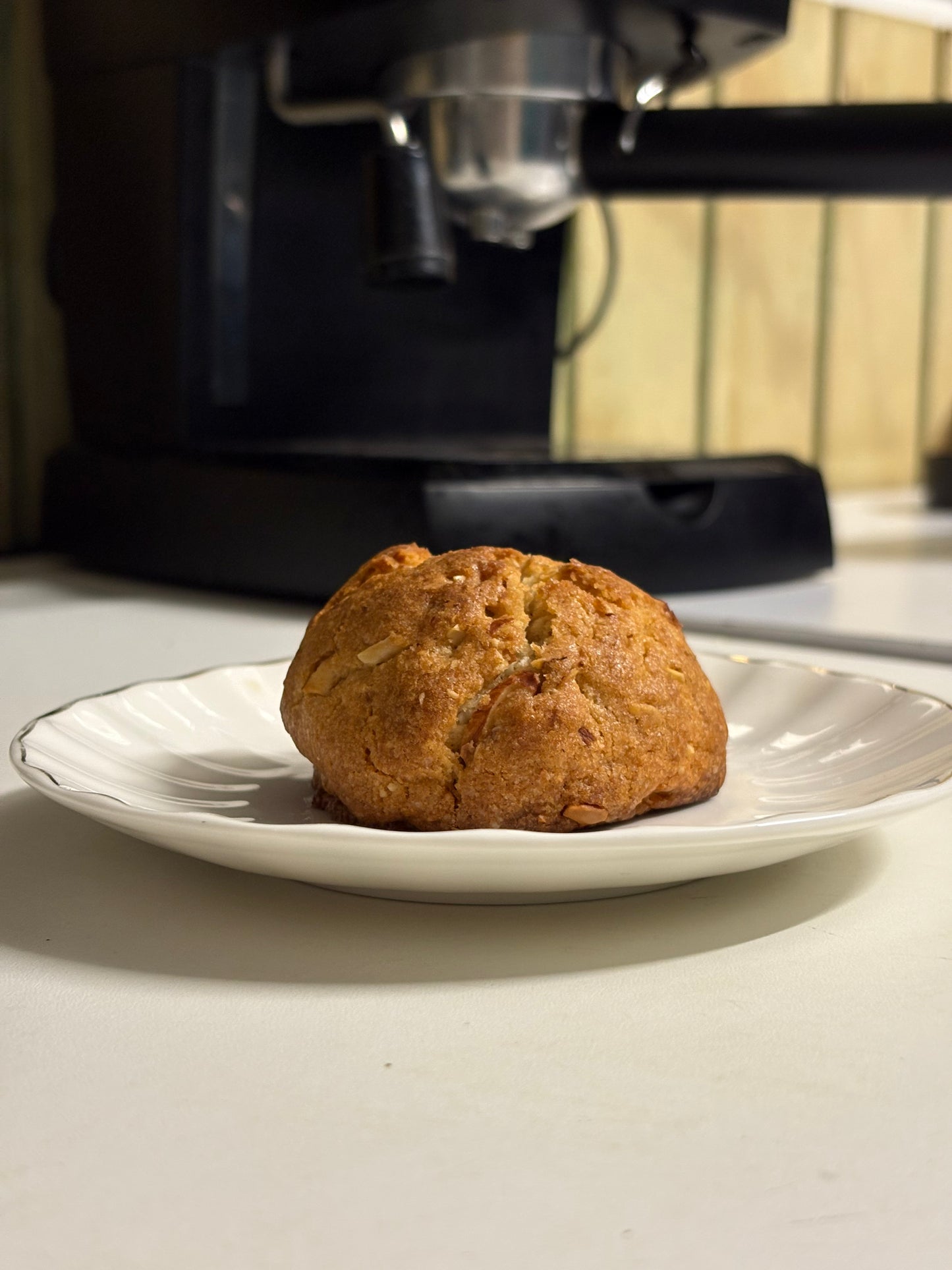 Galleta rellena de bizcocho mojadito