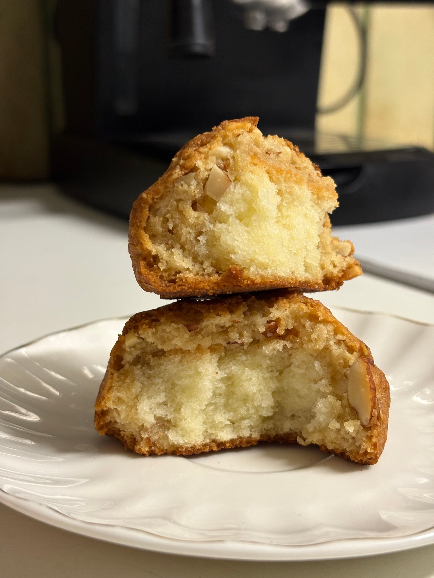 Galleta rellena de bizcocho mojadito